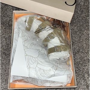 Brand New Womens size 8 Crown Vintage olive green heels